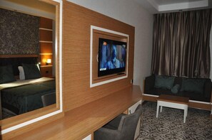 Habitación estándar | Zona de estar | Una televisión LCD