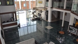 A spacious lobby with a high ceiling, a central chandelier, and a seating area with sofas and chairs. - Malahit Exclusive City Hotel (Fethiye)