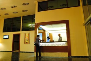 Mostrador de check-in y check-out