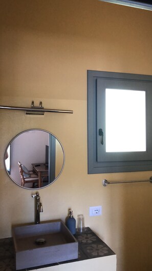 Romantisches Doppel- und Zweibettzimmer, 1 King-Bett, Talblick | Badezimmer