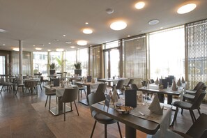 Lunsj serveres, regionale retter