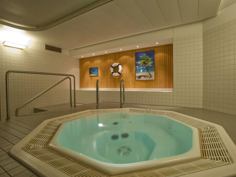 Indoor spa tub