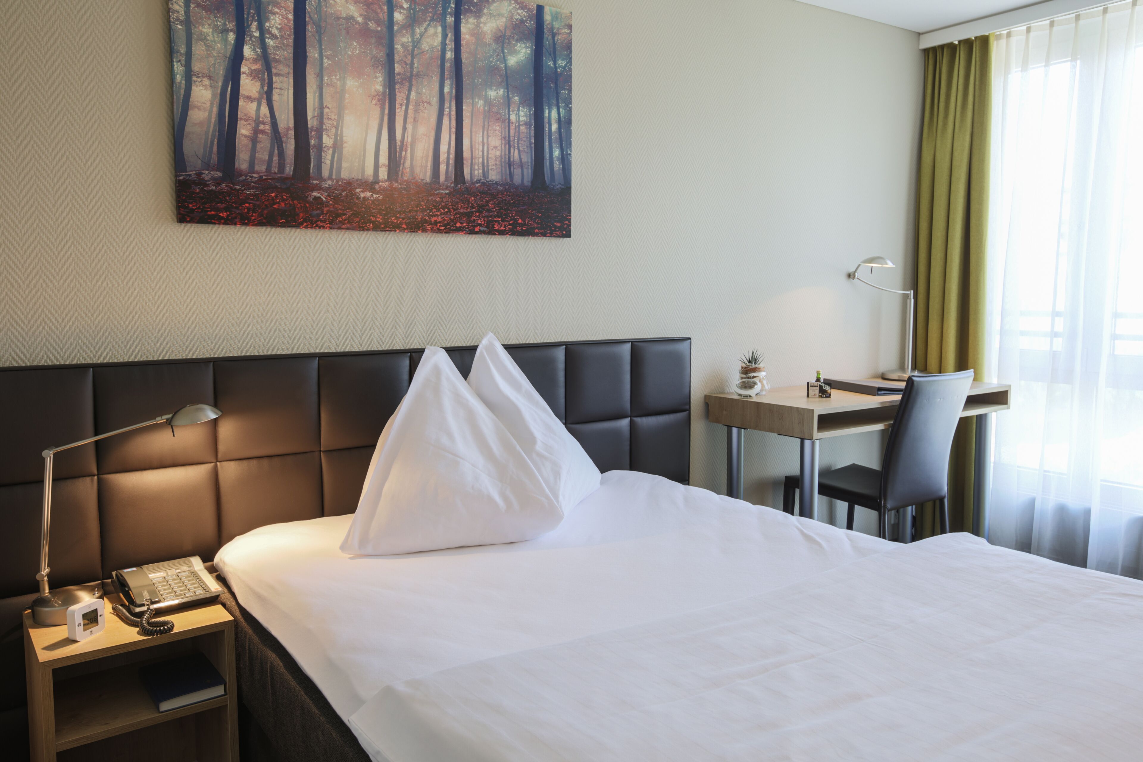 single room | hypo-allergenic bedding, minibar, in-room safe, desk