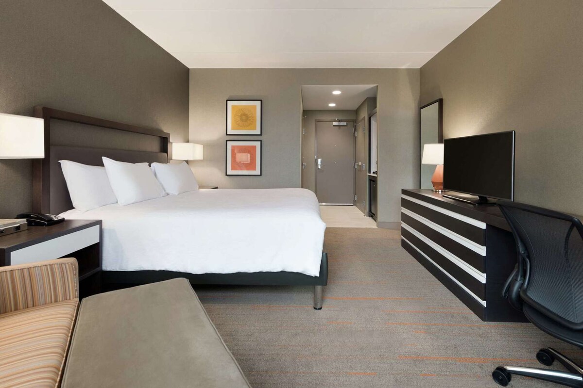 Premium bedding, in-room safe, laptop workspace, blackout drapes