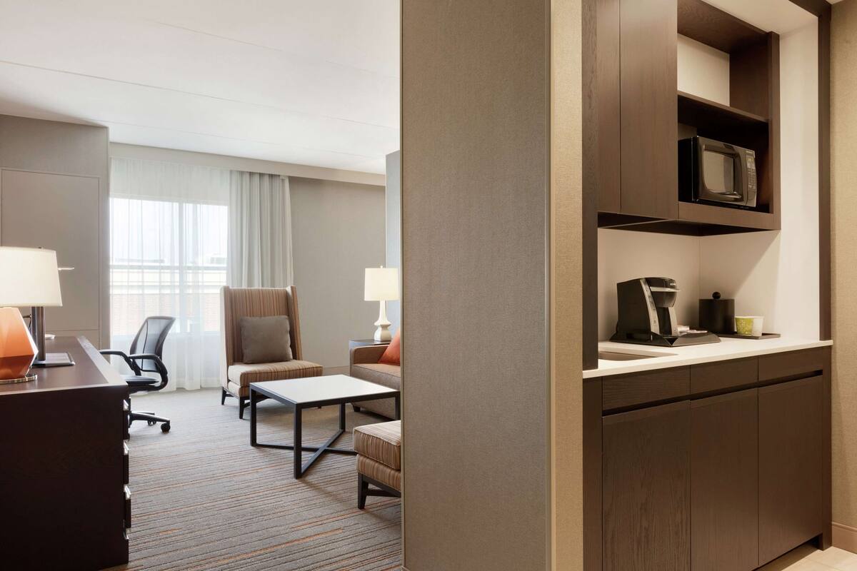 Suite, 1 Katil Raja (King), Non Smoking | Peralatan tempat tidur premium, peti besi dalam bilik 