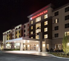 Um hotel de vários andares com um letreiro chamativo da Hilton Garden Inn.