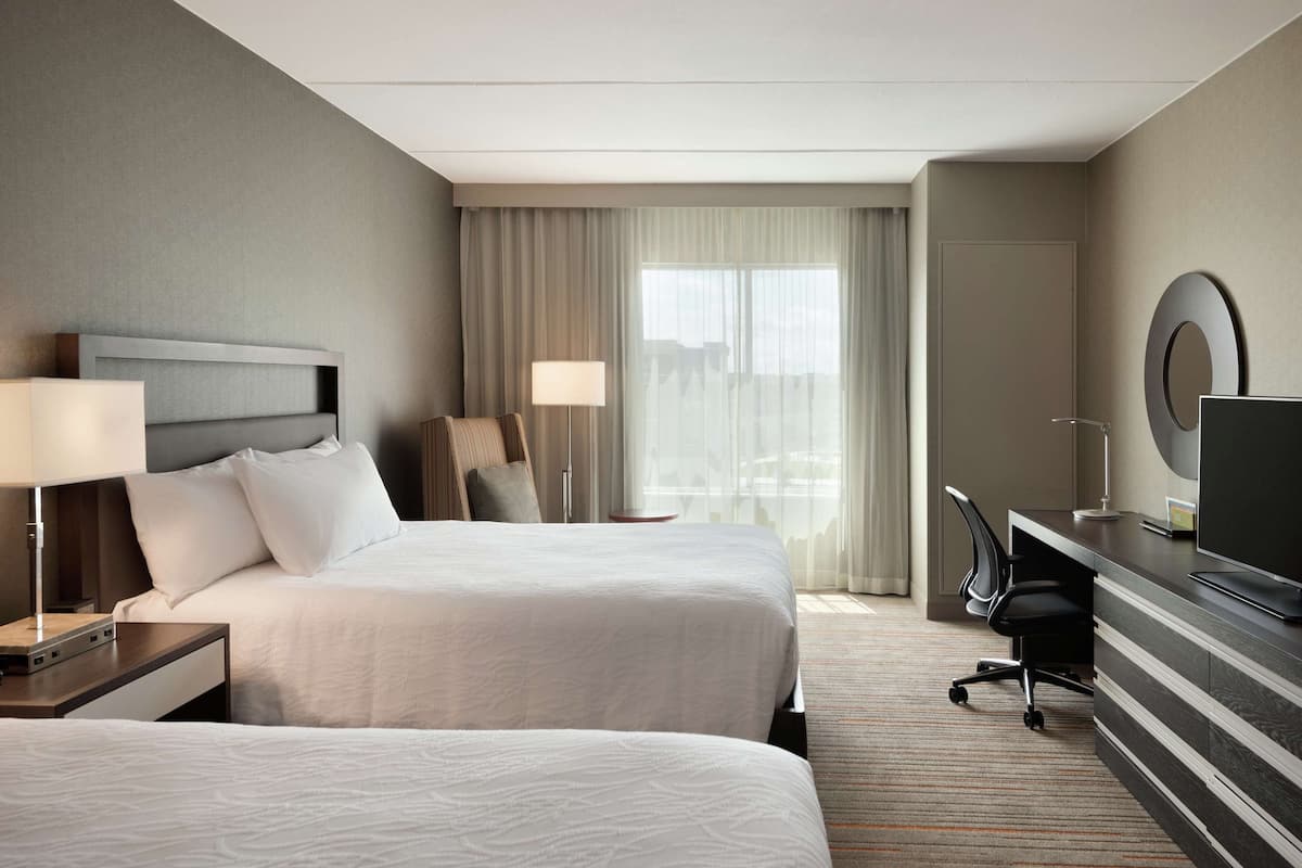 Premium Room, 2 Katil Ratu (Queen) (Drinks & Snacks) | Peralatan tempat tidur premium, peti besi dalam bilik 