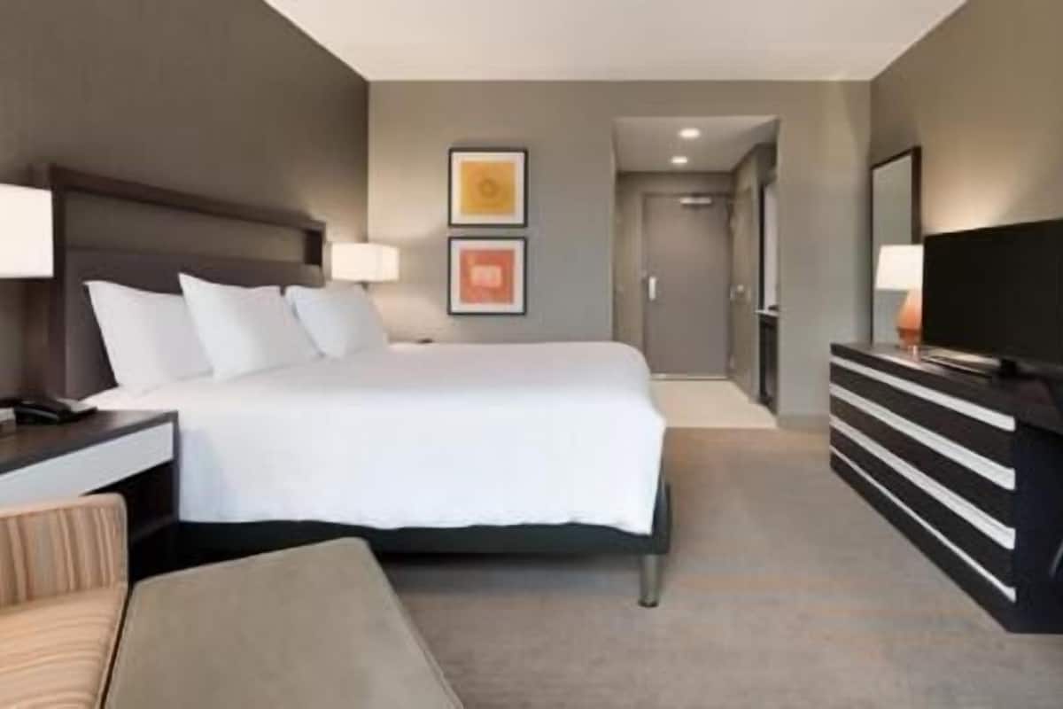 Premium bedding, in-room safe, individually furnished, laptop workspace