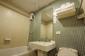 ฝักบัว, ของใช้ในห้องน้ำฟรี, ไดร์เป่าผม (มีให้บริการตามคำขอ), ผ้าเช็ดตัว