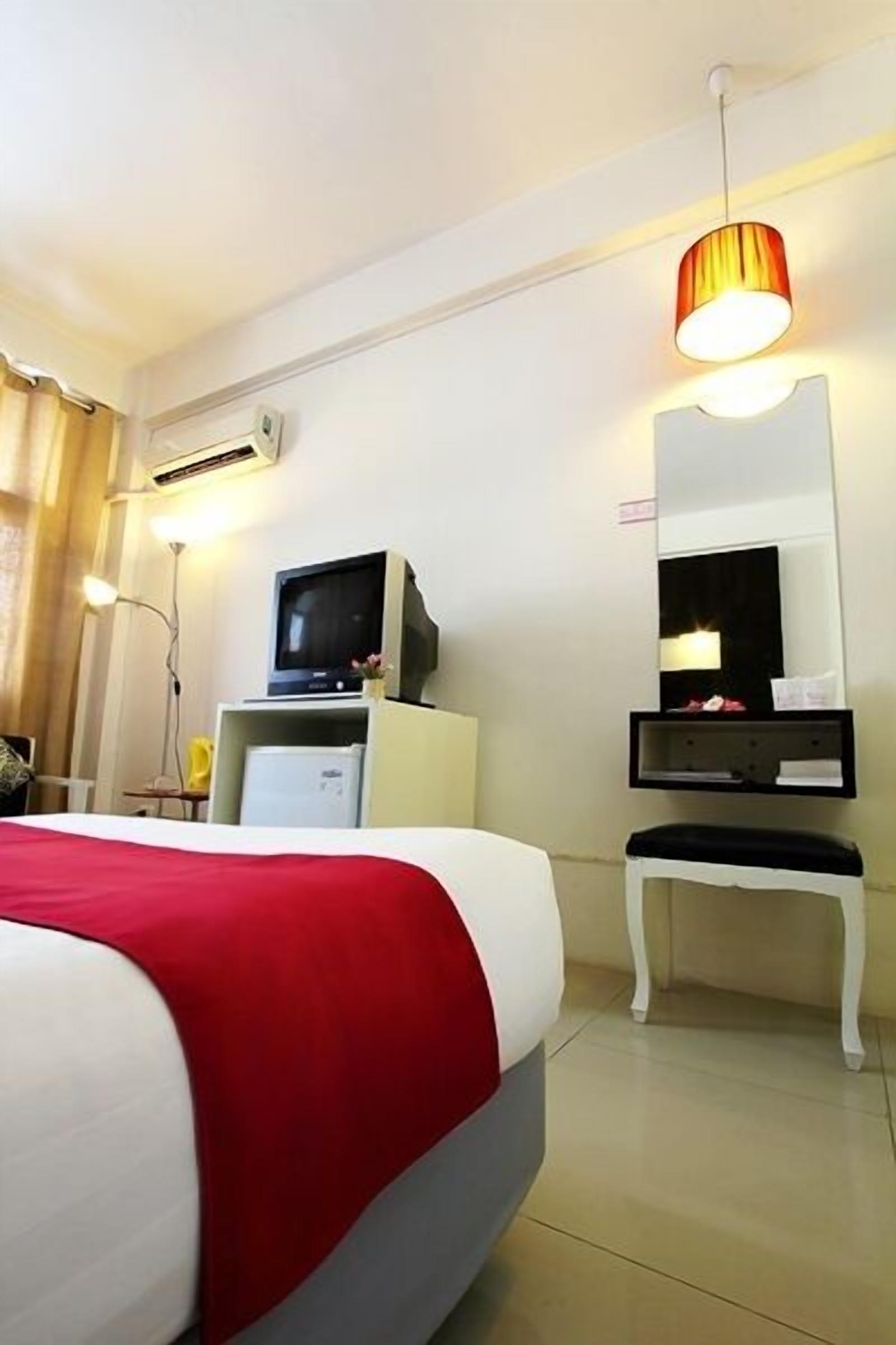 deluxe room | minibar, desk, free wifi