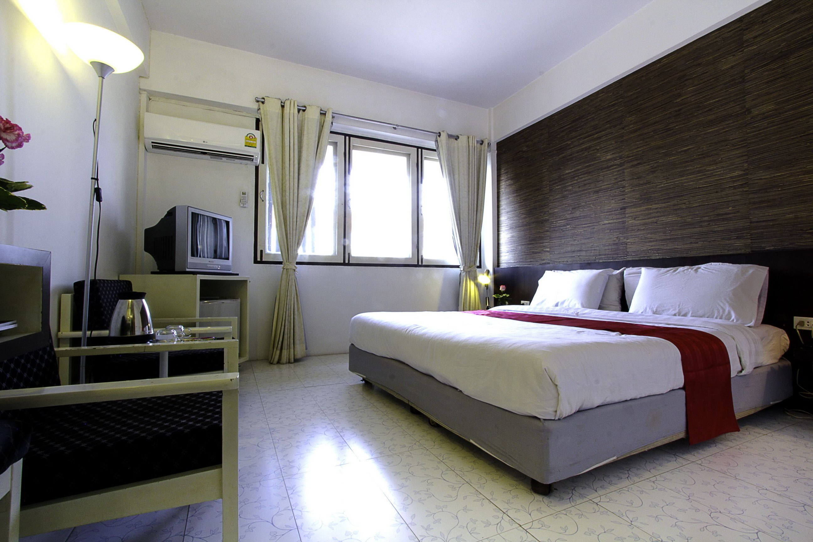 minibar, desk, free wifi