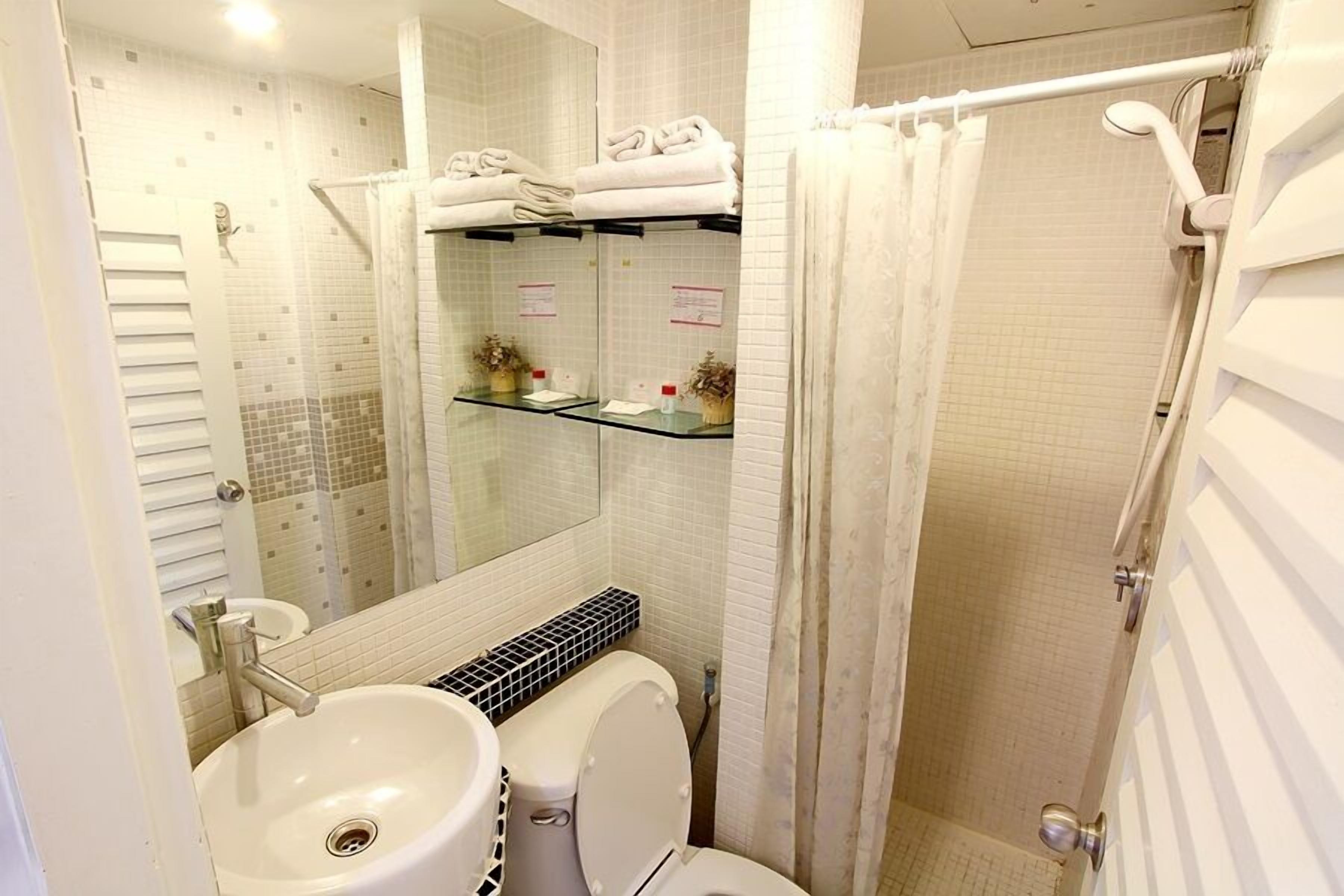 deluxe room | bathroom | shower, free toiletries, hair dryer, towels