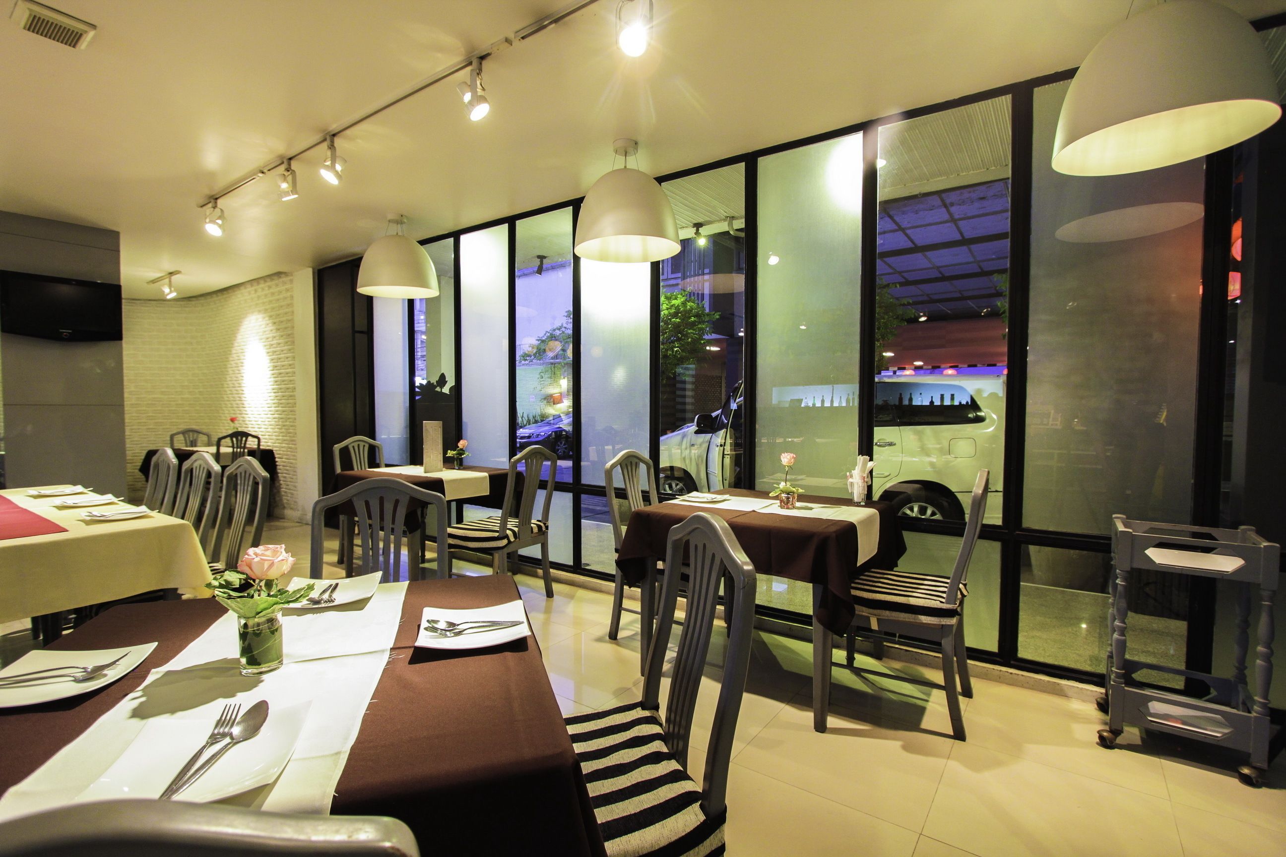 breakfast, lunch, dinner served; thai cuisine