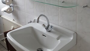 Single Room | Bathroom