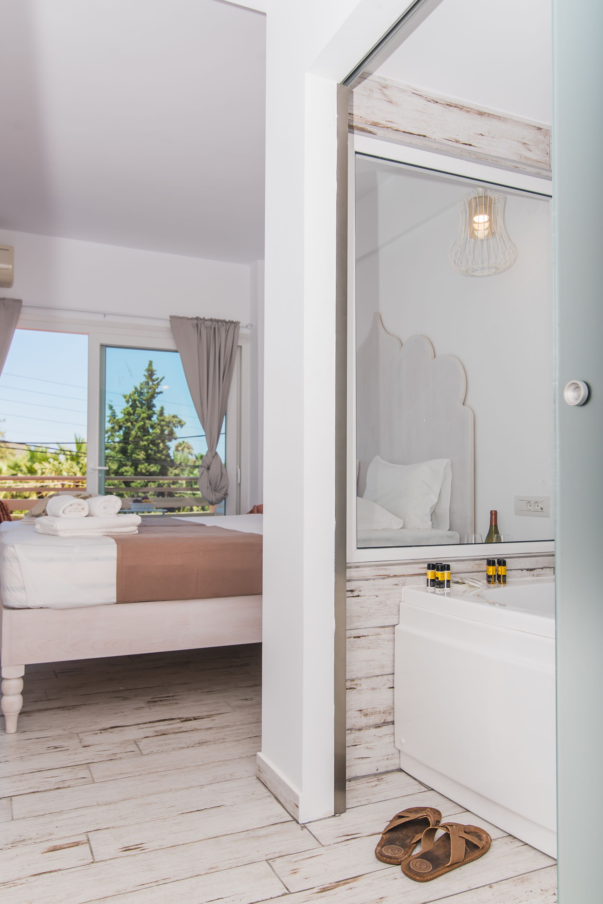 Deluxe Mini Suite with Jacuzzi (2pax) | 高档床上用品、特色装修、特色家居、笔记本电脑工作区