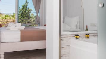 Deluxe Mini Suite with Jacuzzi (2pax) | Roupas de cama premium, individualmente decorados
