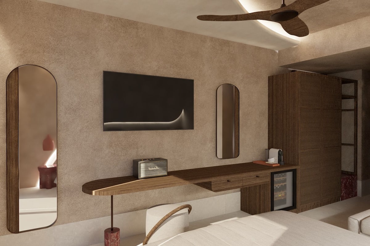 Ein modernes Schlafzimmer mit einem großen Bett, einem integrierten Schminktisch, einem Deckenventilator und einem großen Spiegel.