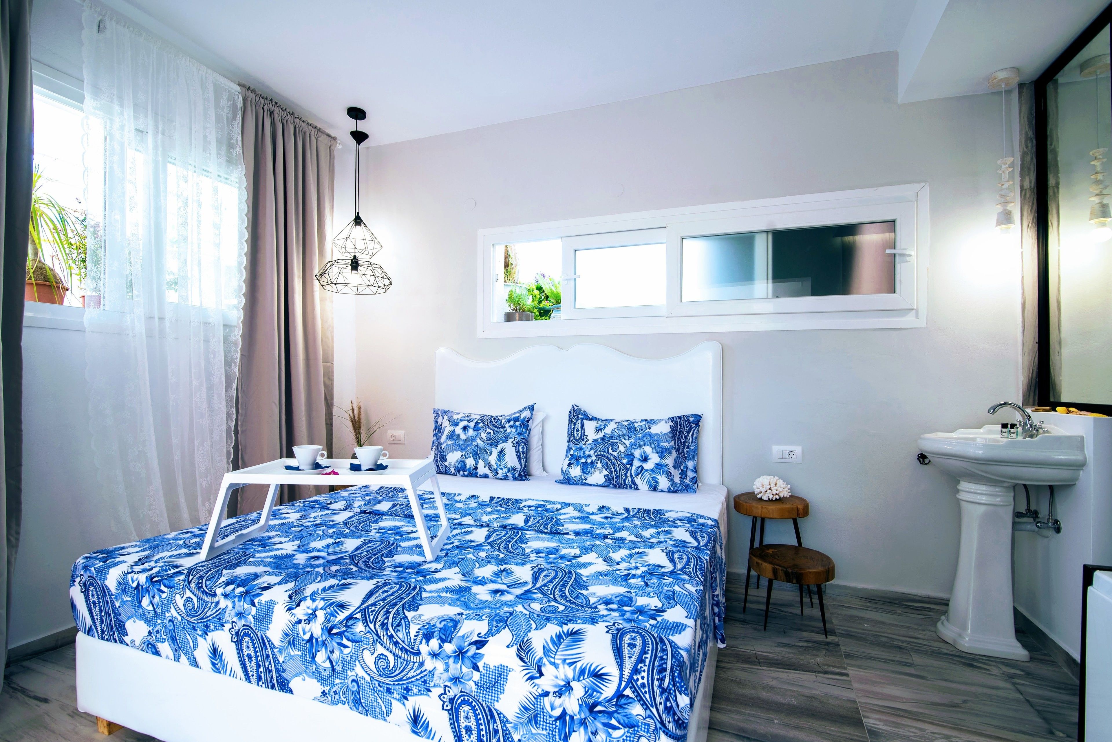 Deluxe Suite with Jacuzzi (3 pax) | Ropa de cama de alta calidad y decoración individual