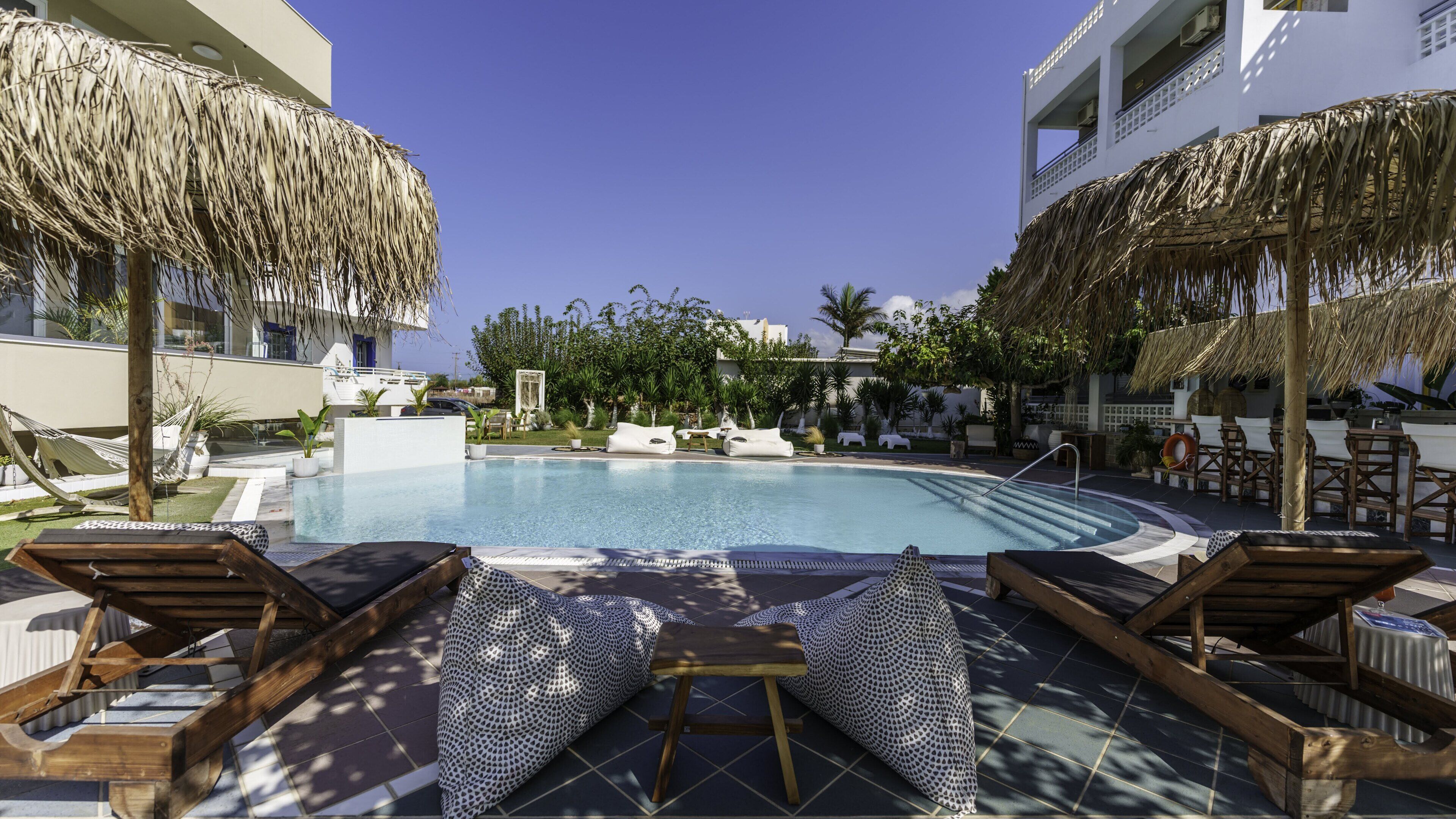 Außenpool (je nach Saison geöffnet), Sonnenschirme, Liegestühle