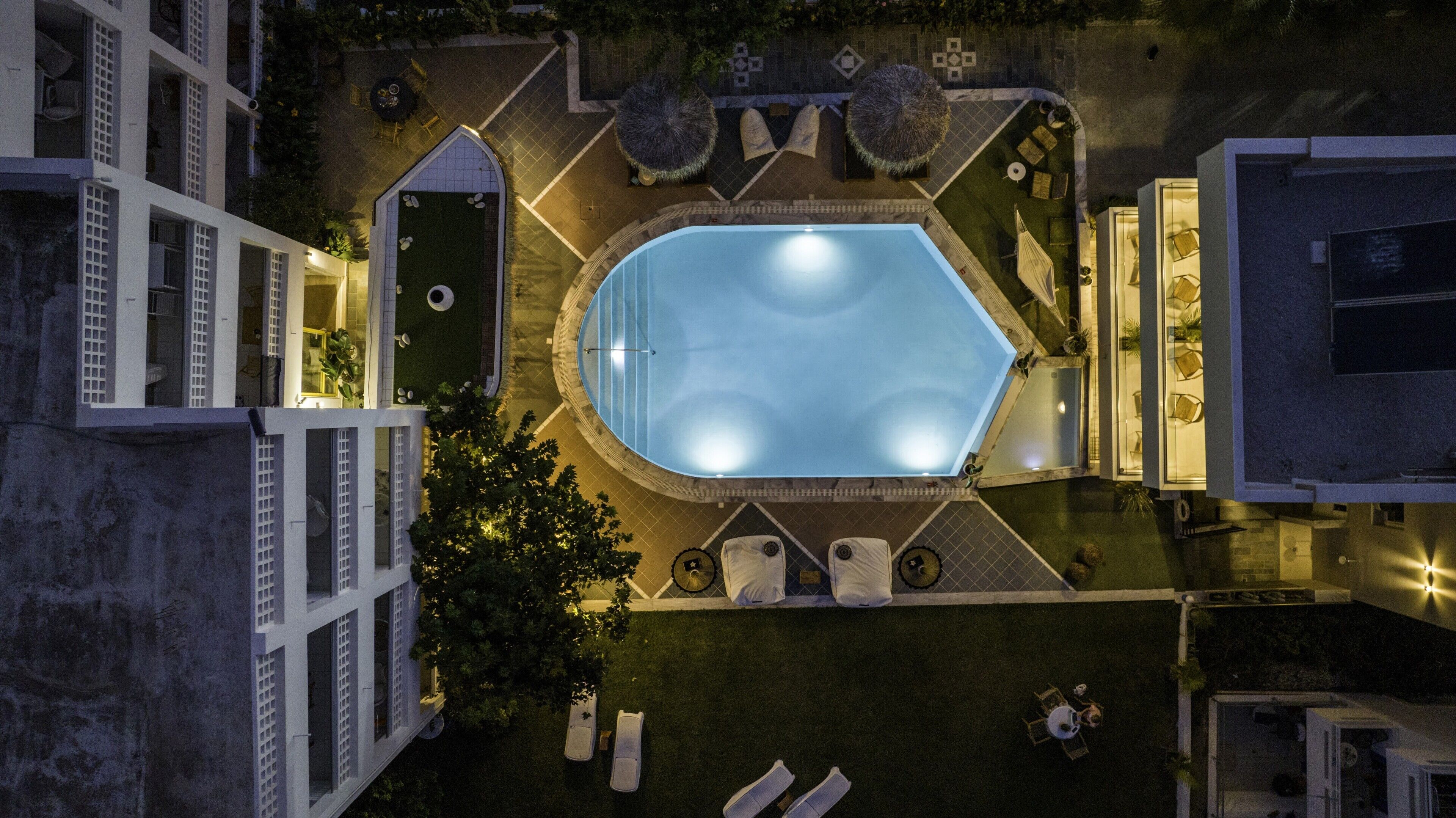 Una piscina al aire libre de temporada, sombrillas