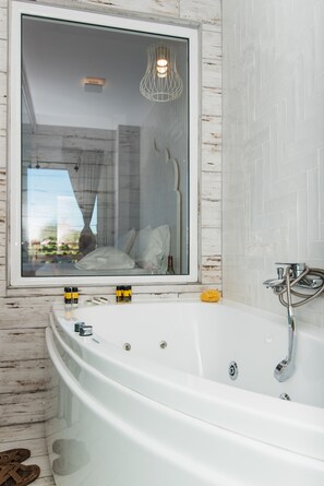 Junior suite | Badkamer | Een douche, gratis toiletartikelen, handdoeken, zeep