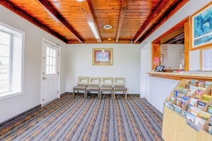 Coin salon dans le hall