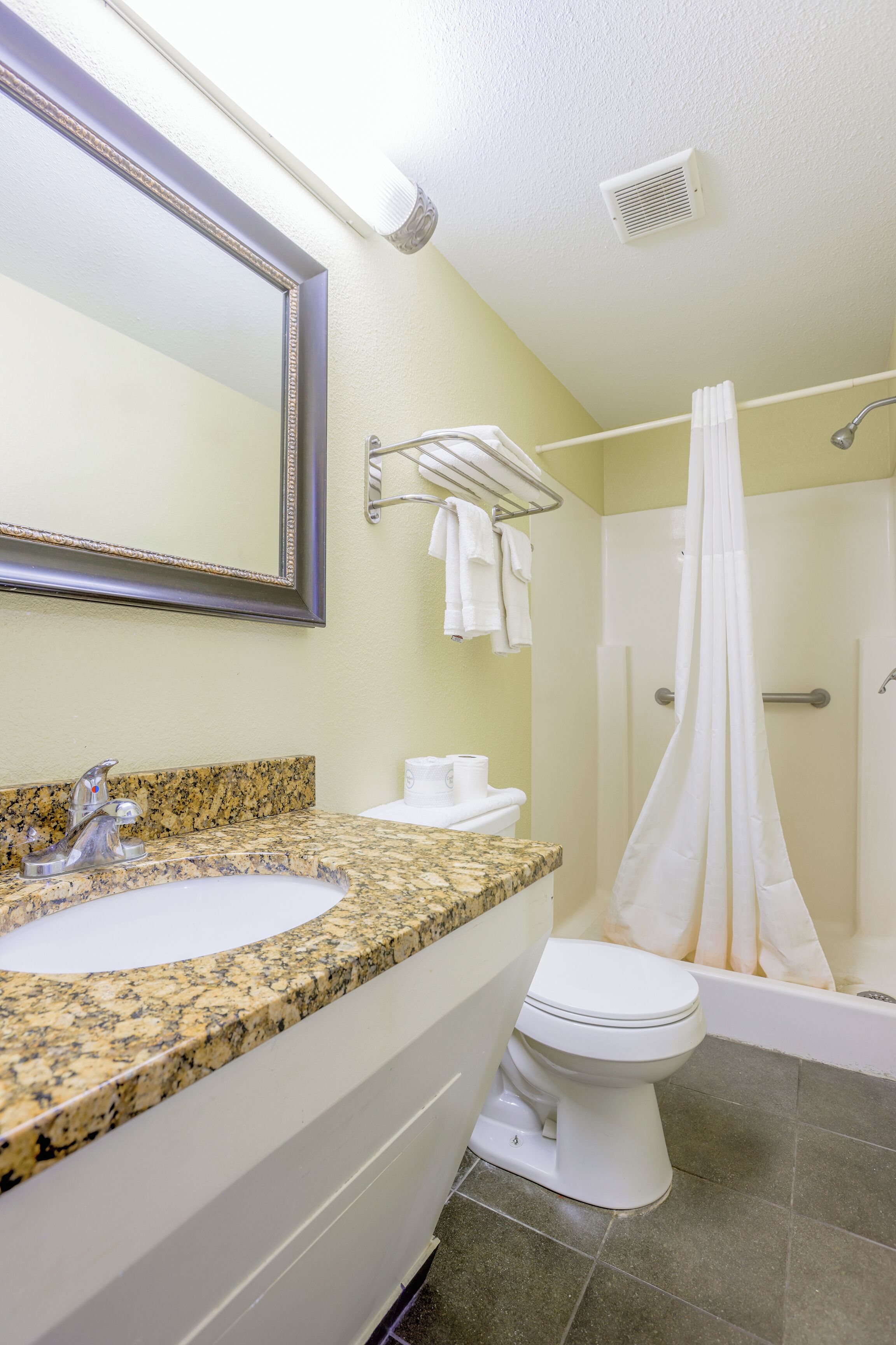 Chambre, 1 grand lit, fumeur | Salle de bain