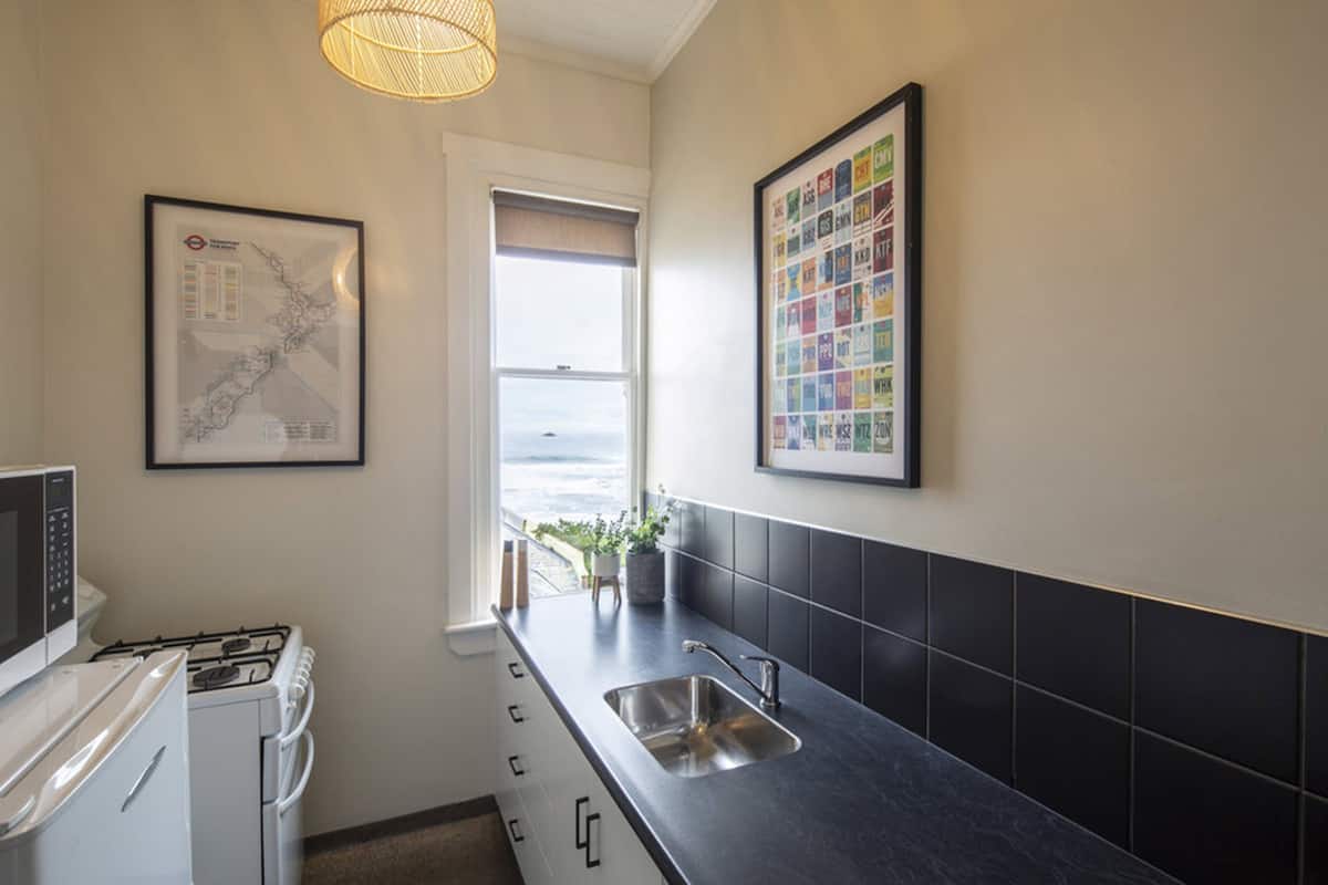 apartment, 1 bedroom, partial sea view | private kitchen | coffee/tea maker, paper towels