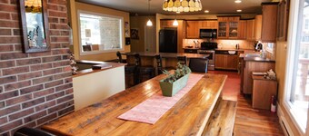 Auberge Kicking Horse Guest House