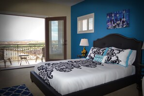Premium bedding, individually decorated, individually furnished, desk - Que Syrah (Temecula)