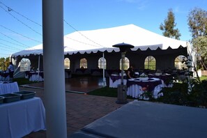 تناول الطعام بالخارج