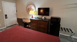 Desk, free WiFi, bed sheets - Bestway Inn (Ruidoso Downs)