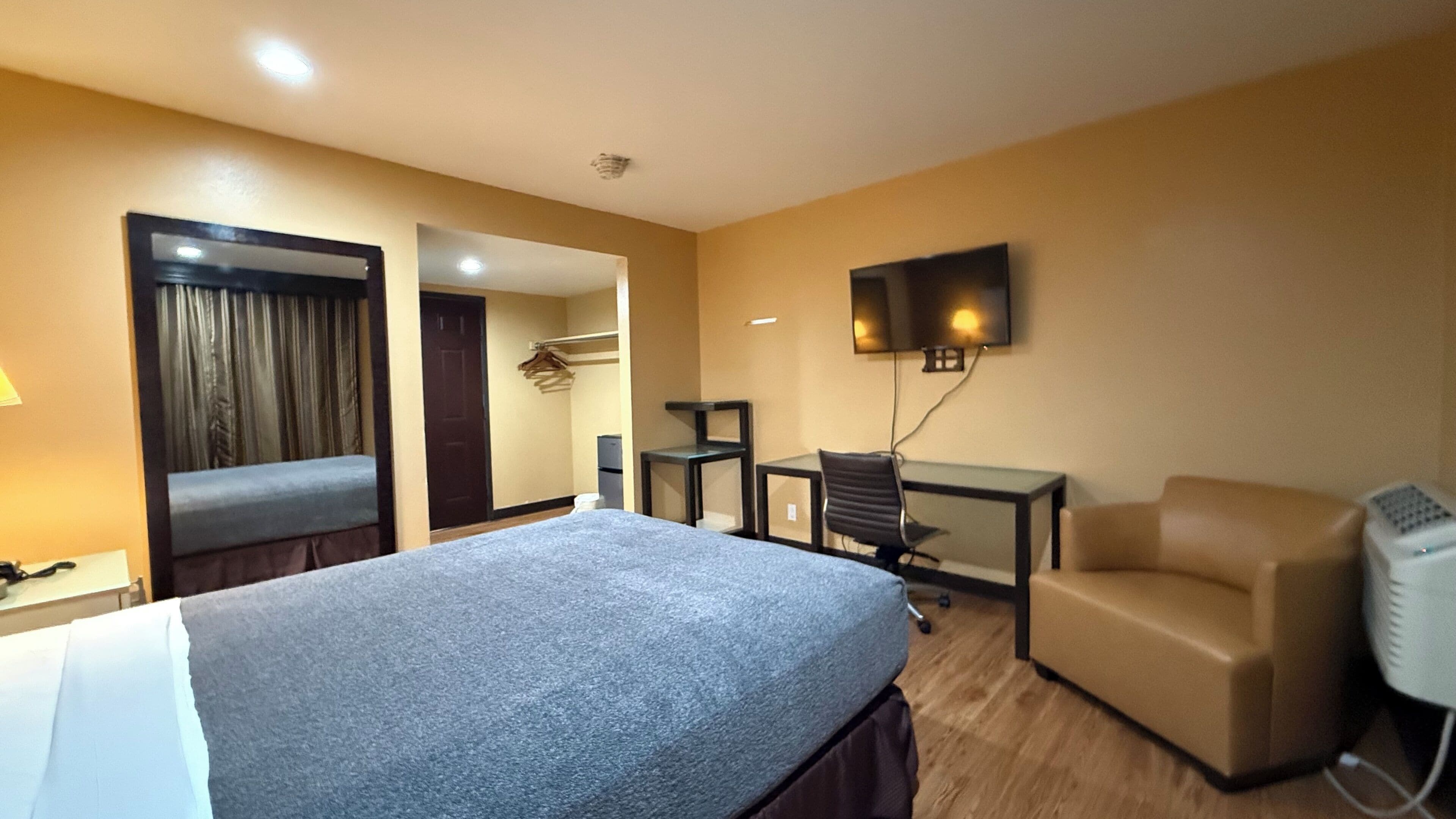 Chambre Deluxe, 1 grand lit | Espace de travail pour ordinateur portable, Wi-Fi gratuit, draps fournis