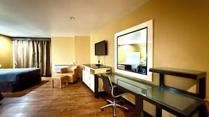 Quarto casal luxo, 2 camas de casal | Espaço de trabalho para notebook, Wi-Fi de cortesia, roupa de cama