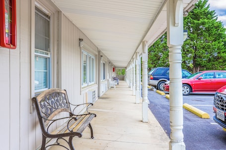 Exterior. Relax Inn By OYO Natural Bridge I-81