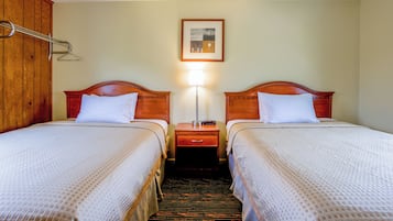 Chambre, 2 grands lits, non-fumeur | Bureau, fer et planche à repasser, accès au Wi-Fi (inclus)