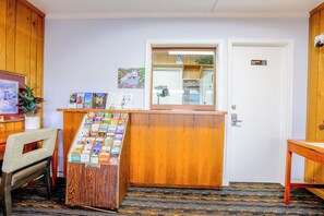 Lobby - Relax Inn By OYO Natural Bridge I-81 (Natural Bridge)