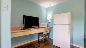 Room, 1 King Bed, Non Smoking | Desk, iron/ironing board, free WiFi, bed sheets