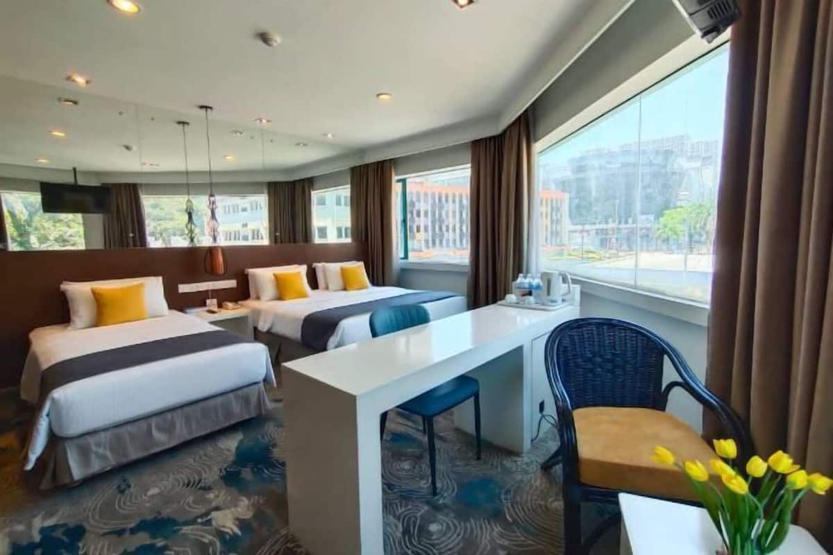 Minibar, in-room safe, desk, iron/ironing board