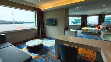 VIP Suite | Minibar, in-room safe, desk, iron/ironing board