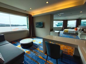 VIP Suite | Minibar, in-room safe, desk, iron/ironing board