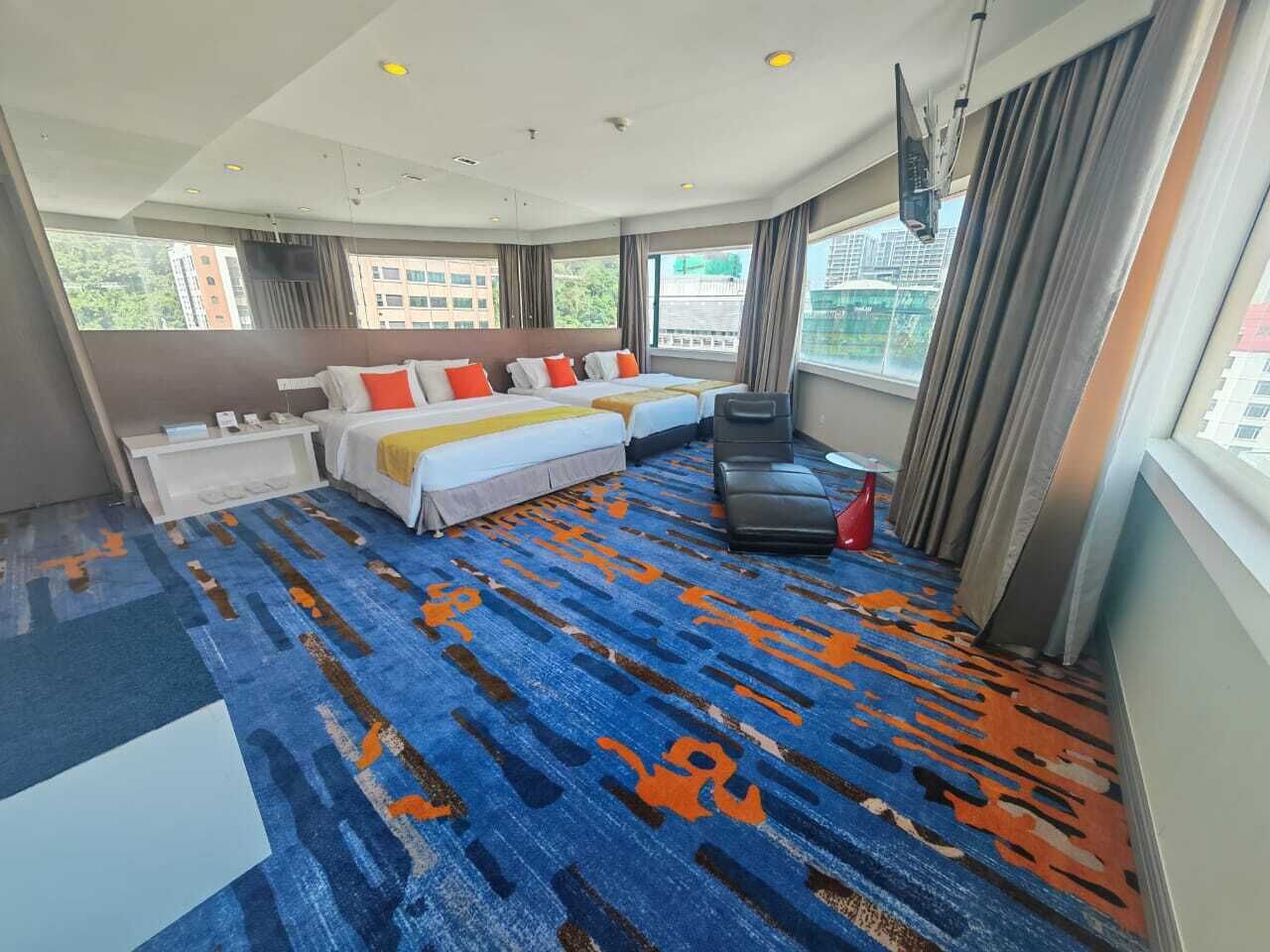 Habitación Premier, varias camas (VIP) | Minibar, caja de seguridad en la habitación y escritorio 