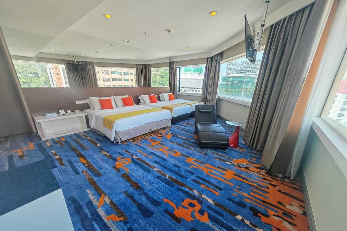 Habitación Premier, varias camas (VIP) | Minibar, caja de seguridad en la habitación y escritorio