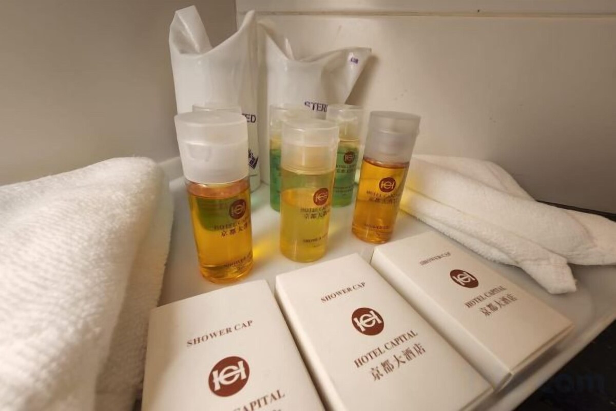 Ducha, artículos de tocador gratuitos, secador de pelo, pantuflas