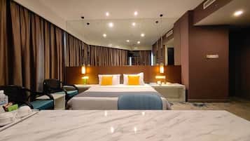 Deluxe King | Minibar, in-room safe, desk, iron/ironing board