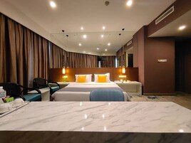 Deluxe Oda, 1 En Büyük (King) Boy Yatak | Minibar, odada kasa, masa, ütü/ütü masası 