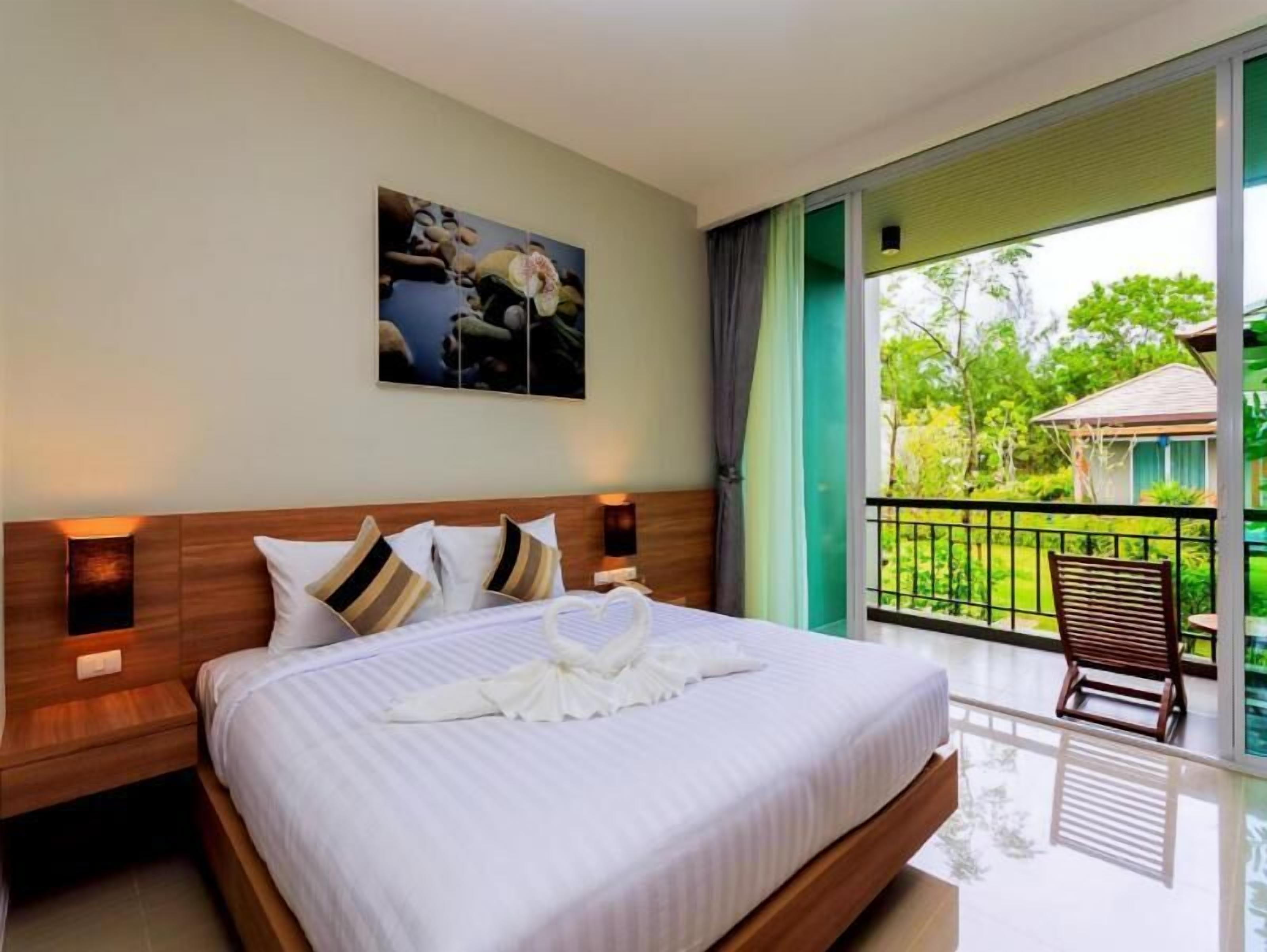 Peti besi dalam bilik, meja, seterika/papan seterika 