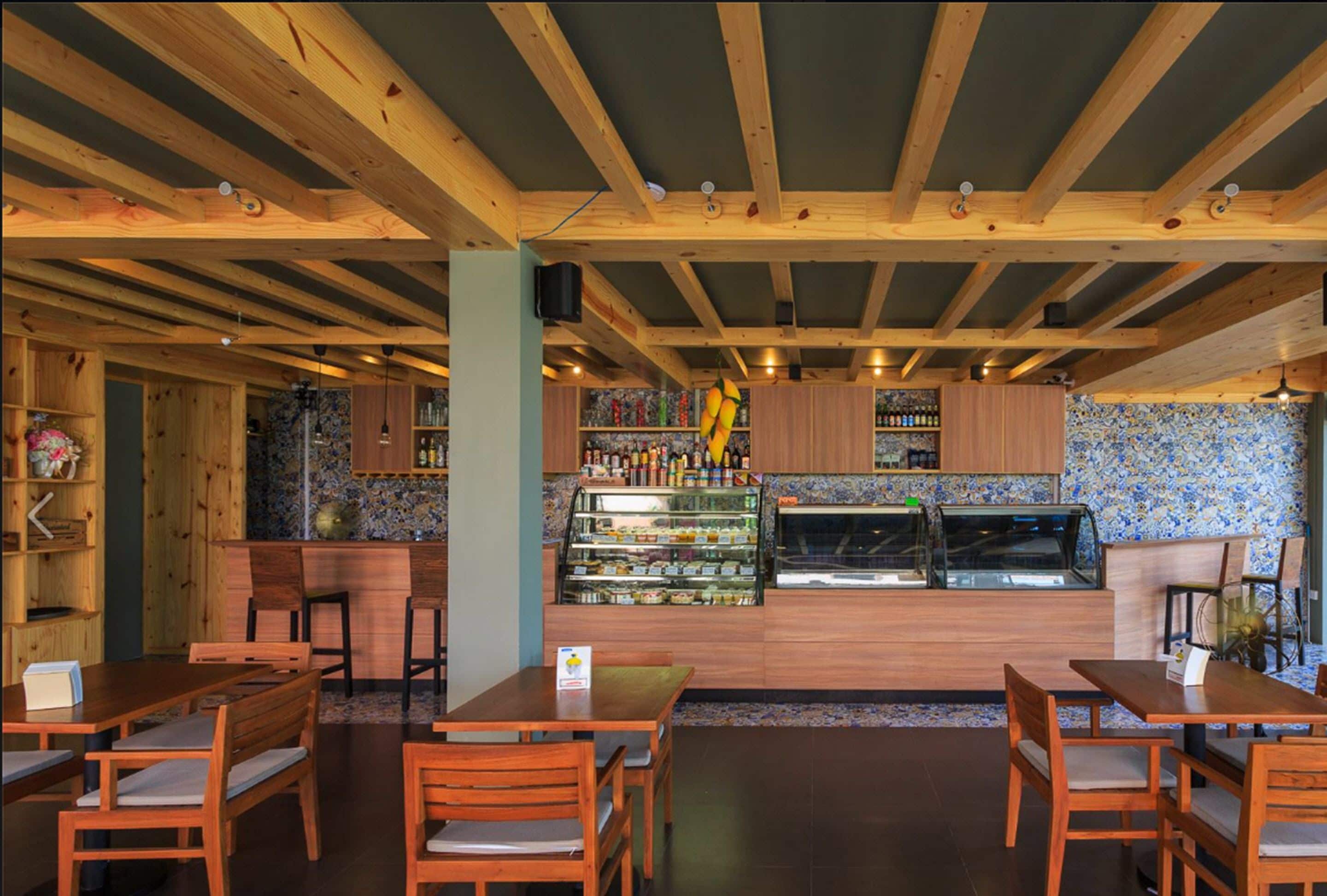 breakfast, lunch, dinner served; international cuisine