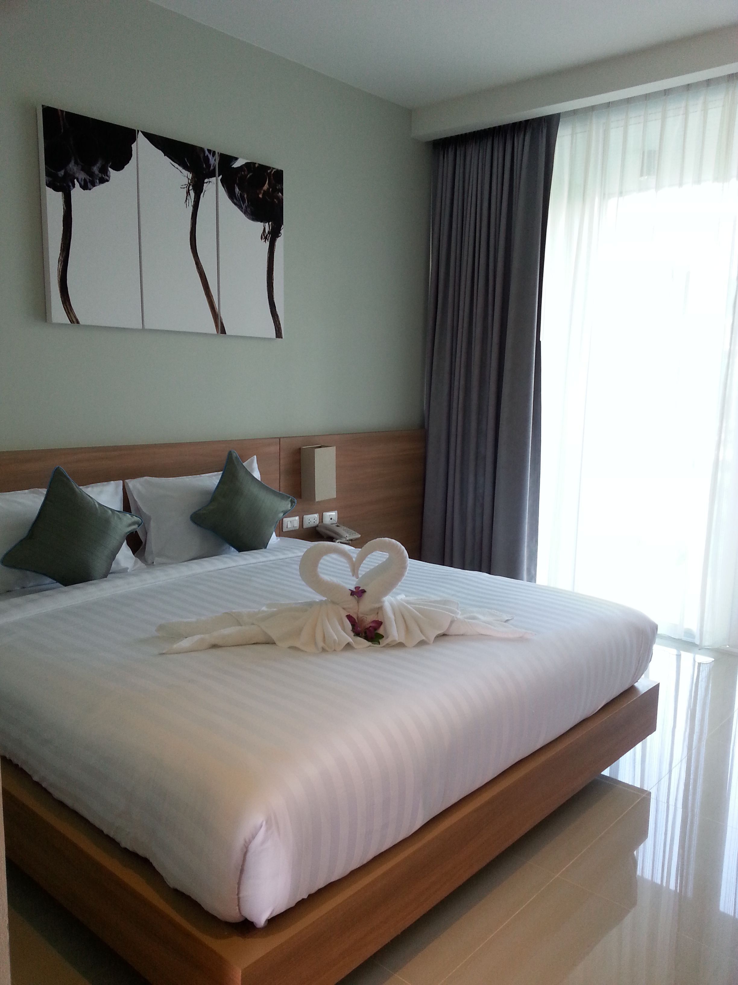 Peti besi dalam bilik, meja, seterika/papan seterika 