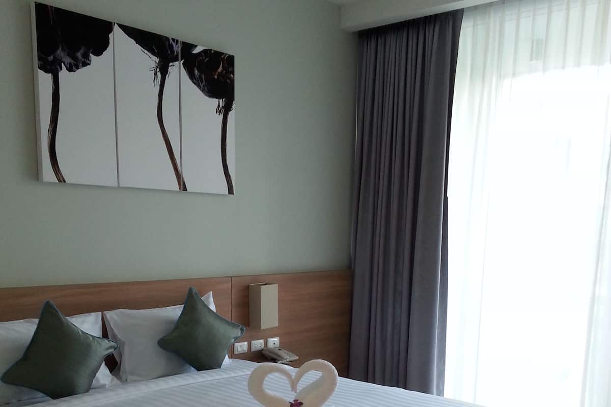 Peti besi dalam bilik, meja, seterika/papan seterika